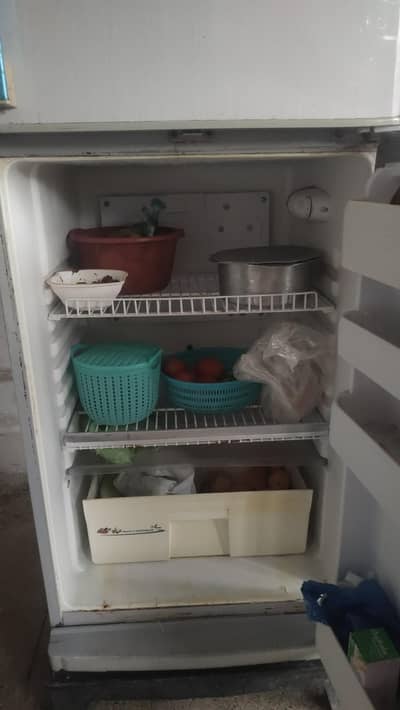 orient fridge medium saiz achi condition me.