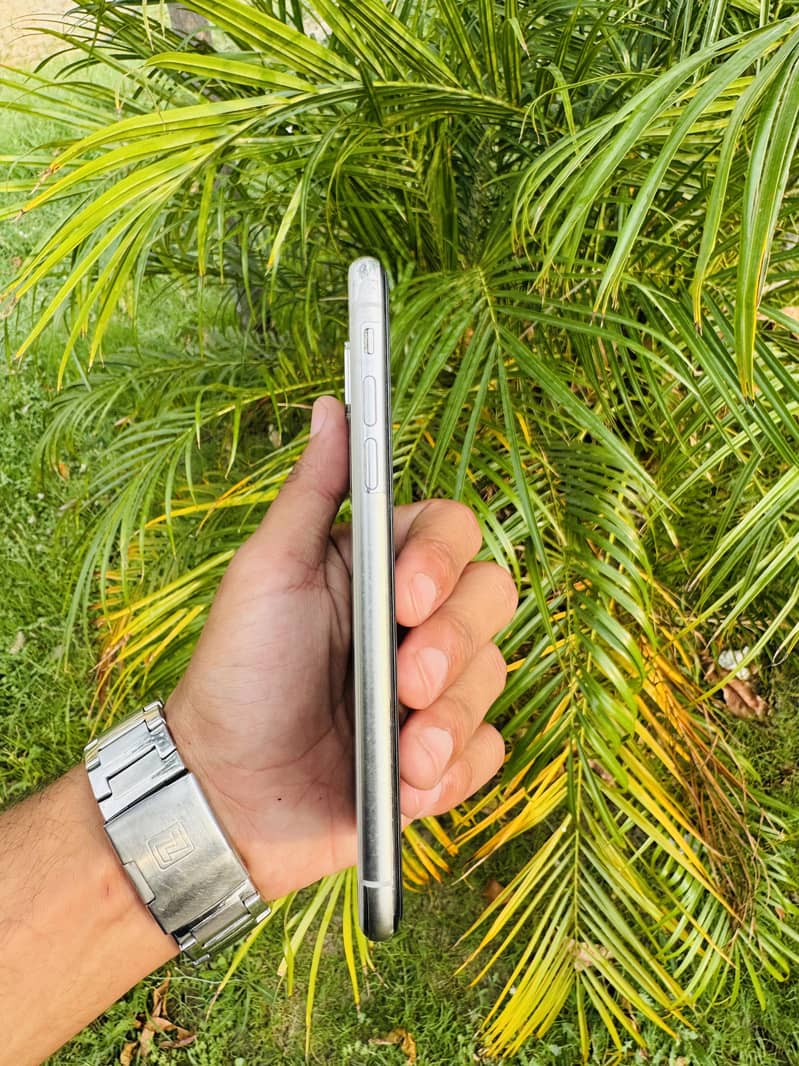 Apple iPhone X 4