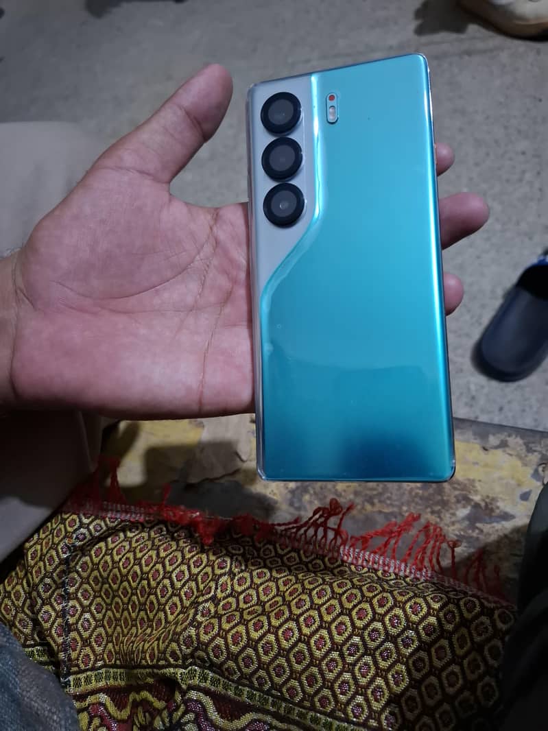 Tecno CAMON 40 Pro 1