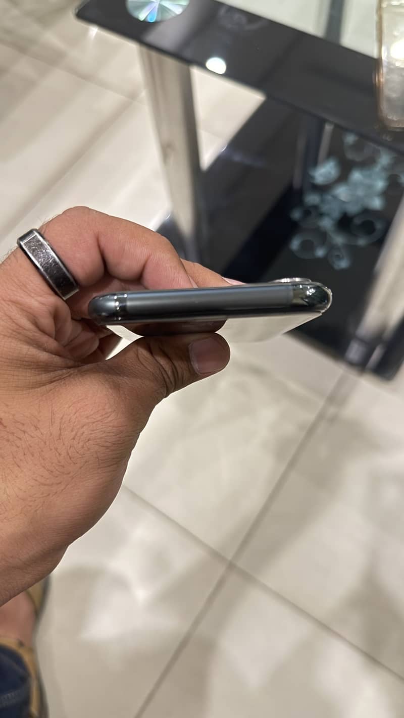 Apple iPhone 11 Pro 2