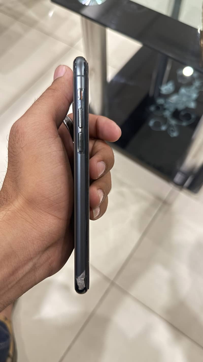 Apple iPhone 11 Pro 4