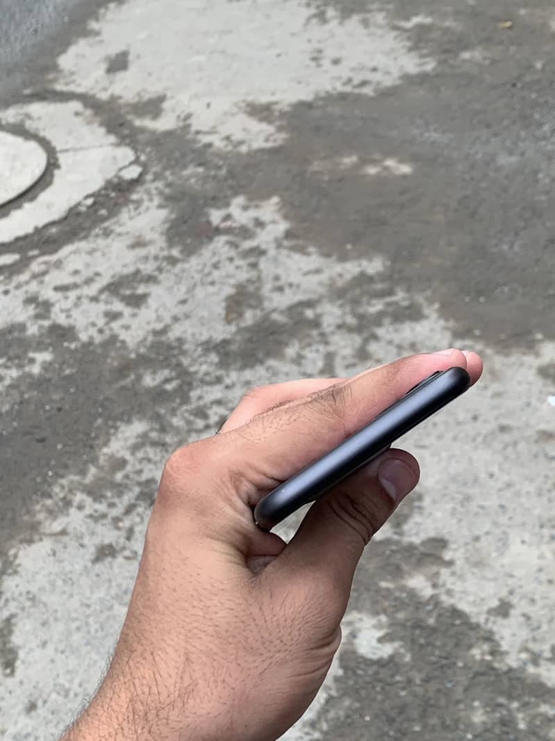 Apple iPhone 11 3
