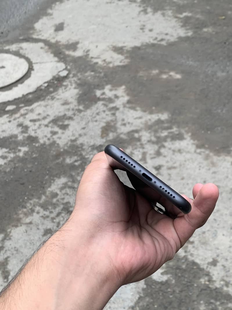Apple iPhone 11 4