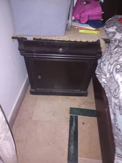 BED SET WITH TWO SIDE TABLES AND DRESSING TABLE FORESALE
