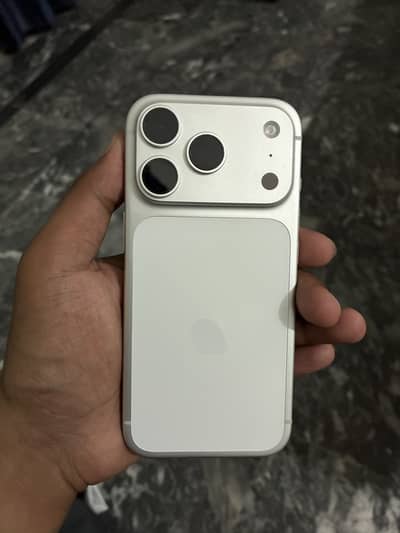 Apple iPhone 17 Pro Jv just box open 2 cycle count
