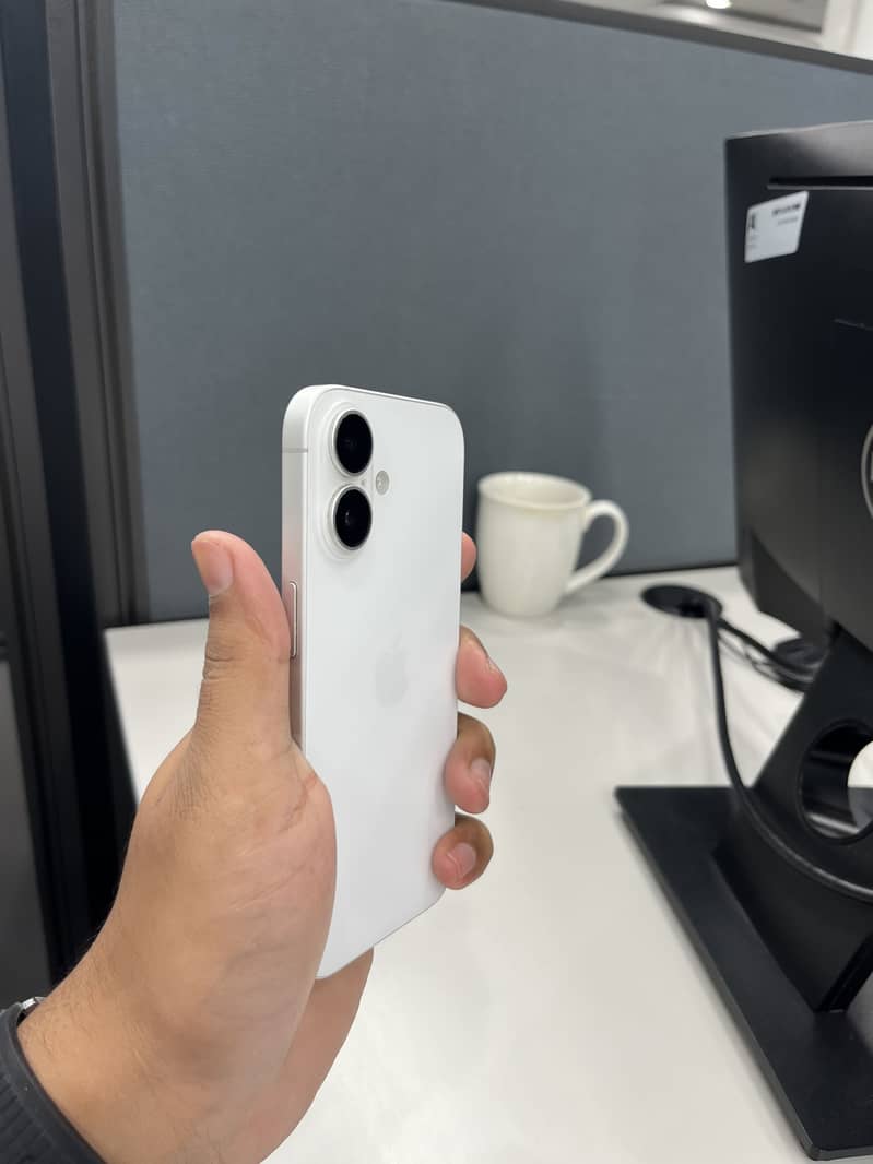 Apple iPhone 16 3