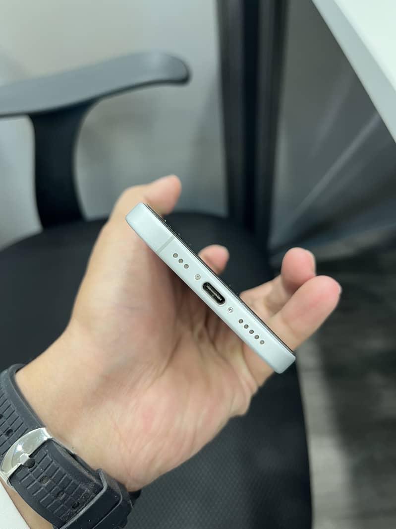 Apple iPhone 16 4