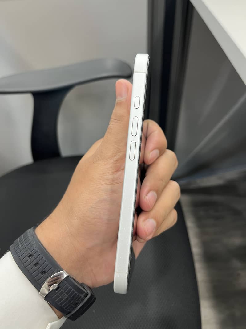 Apple iPhone 16 5