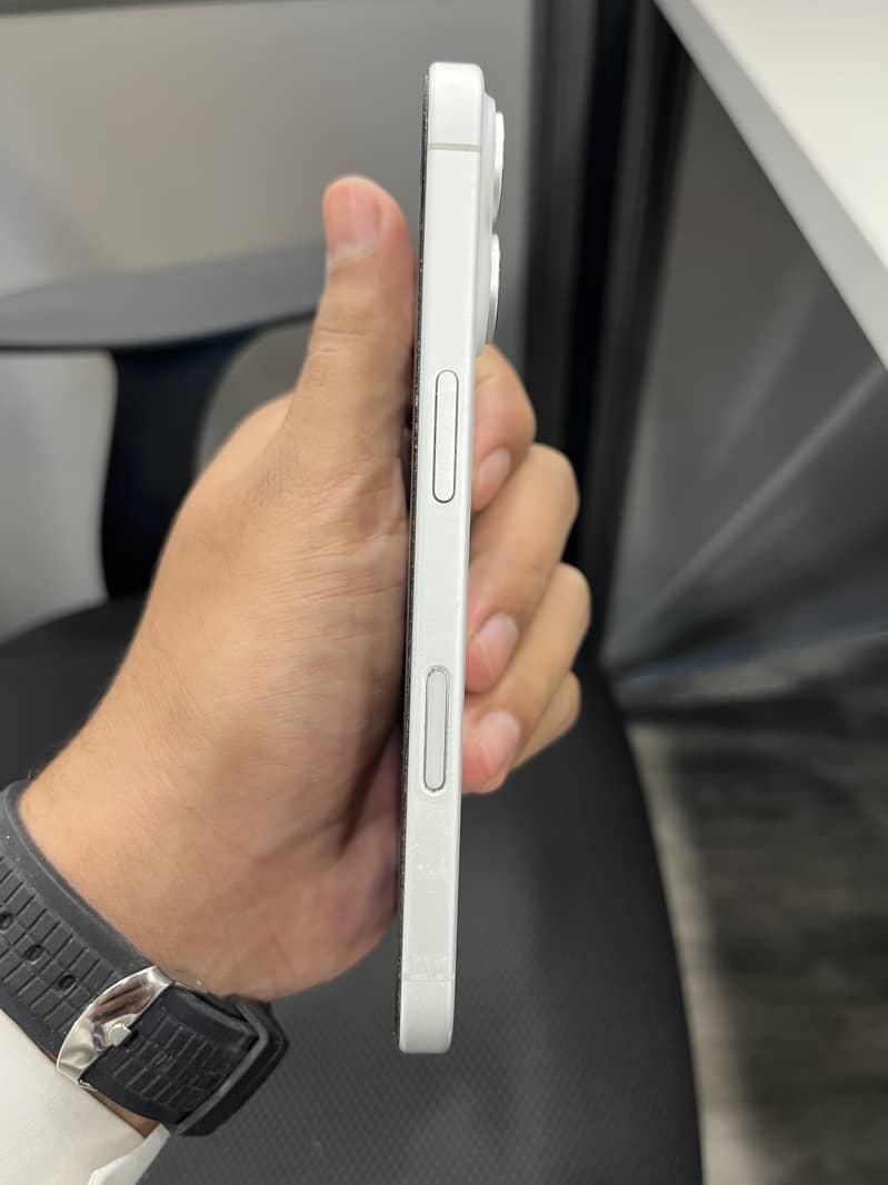 Apple iPhone 16 6