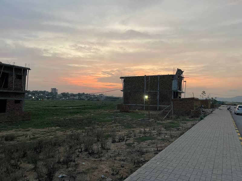 Corner Plot With Extra Land Park Face 1