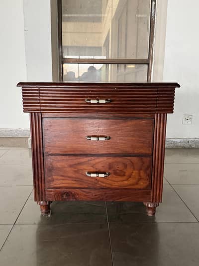Chinoti Bed side tables