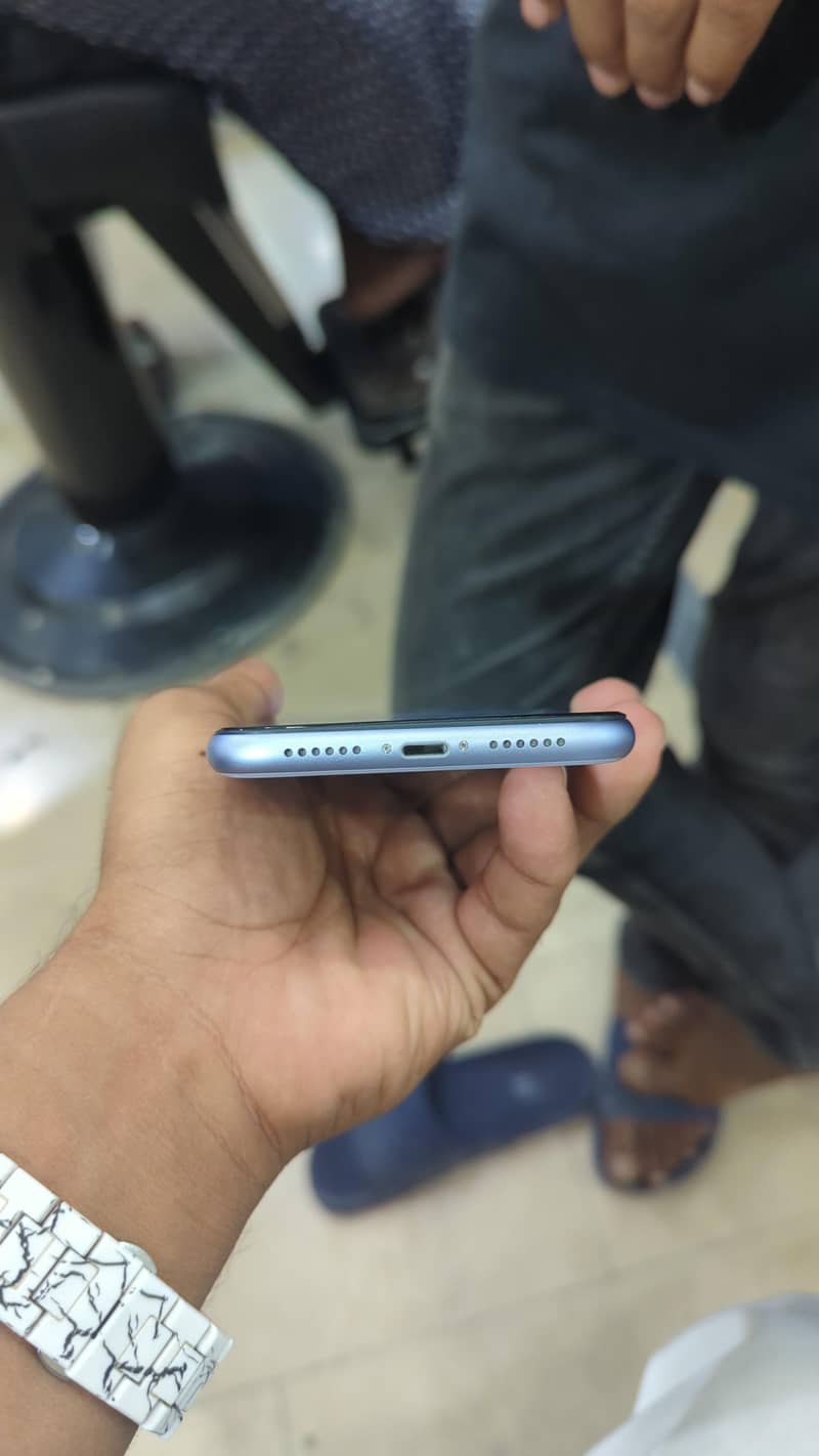 Apple iPhone 11 3