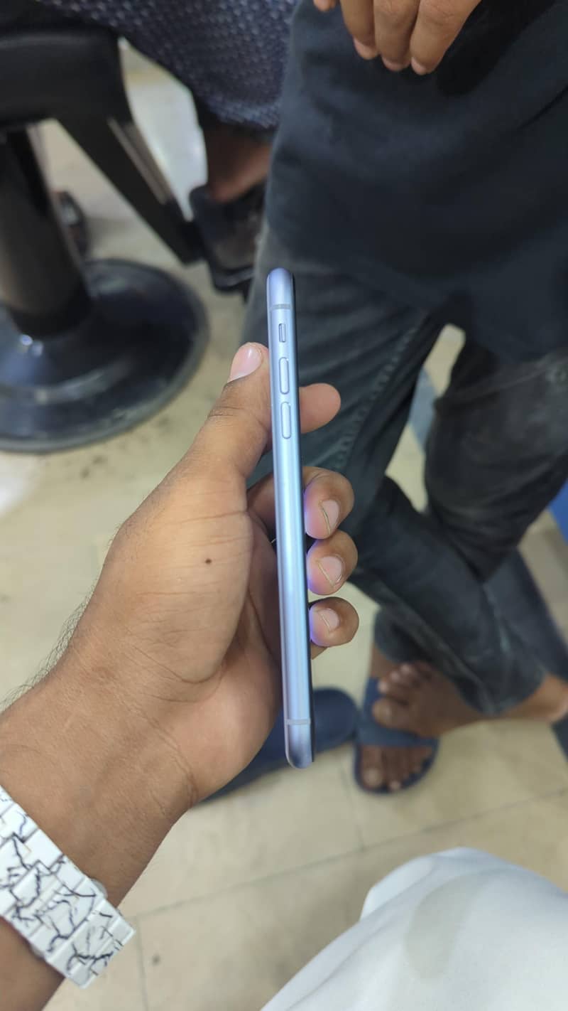 Apple iPhone 11 4
