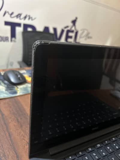 Chromebook11 batry khrb hai r screen ka glass ik kony sy thora damage