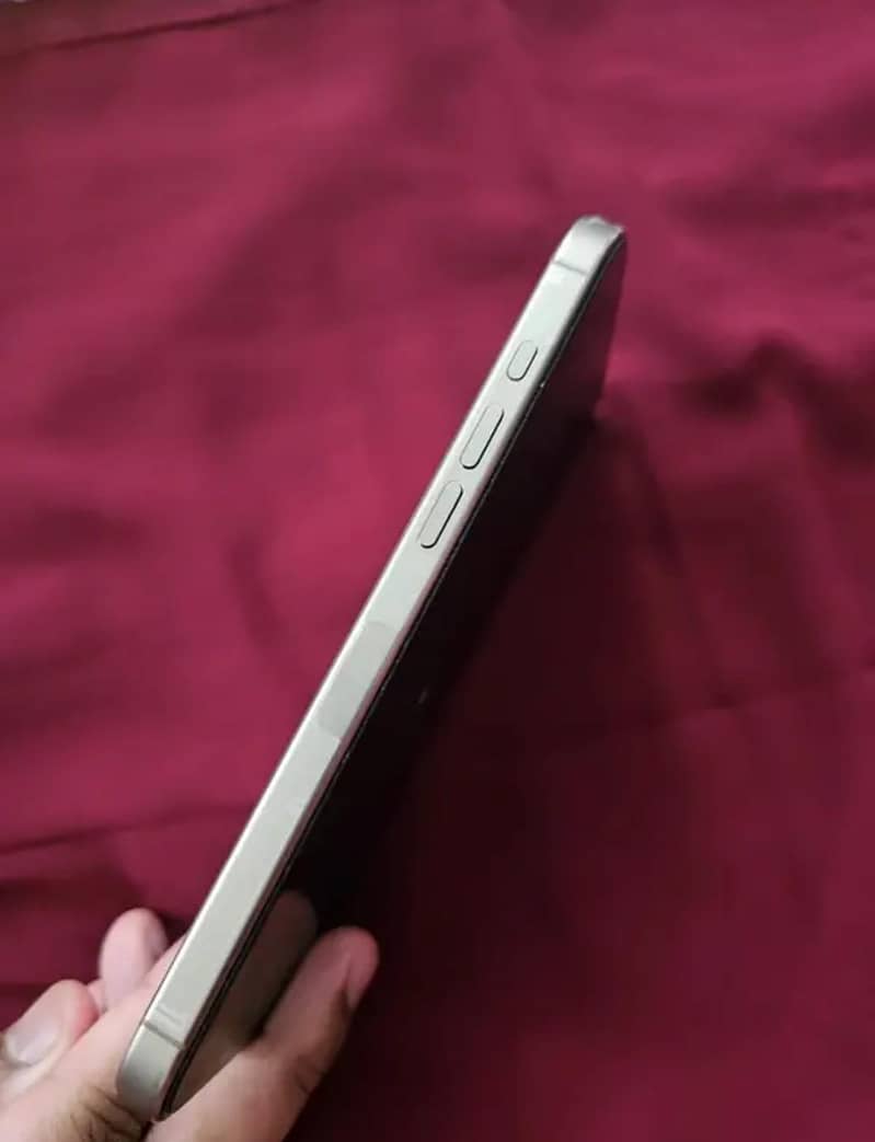 Apple iPhone 16 Pro Max 3