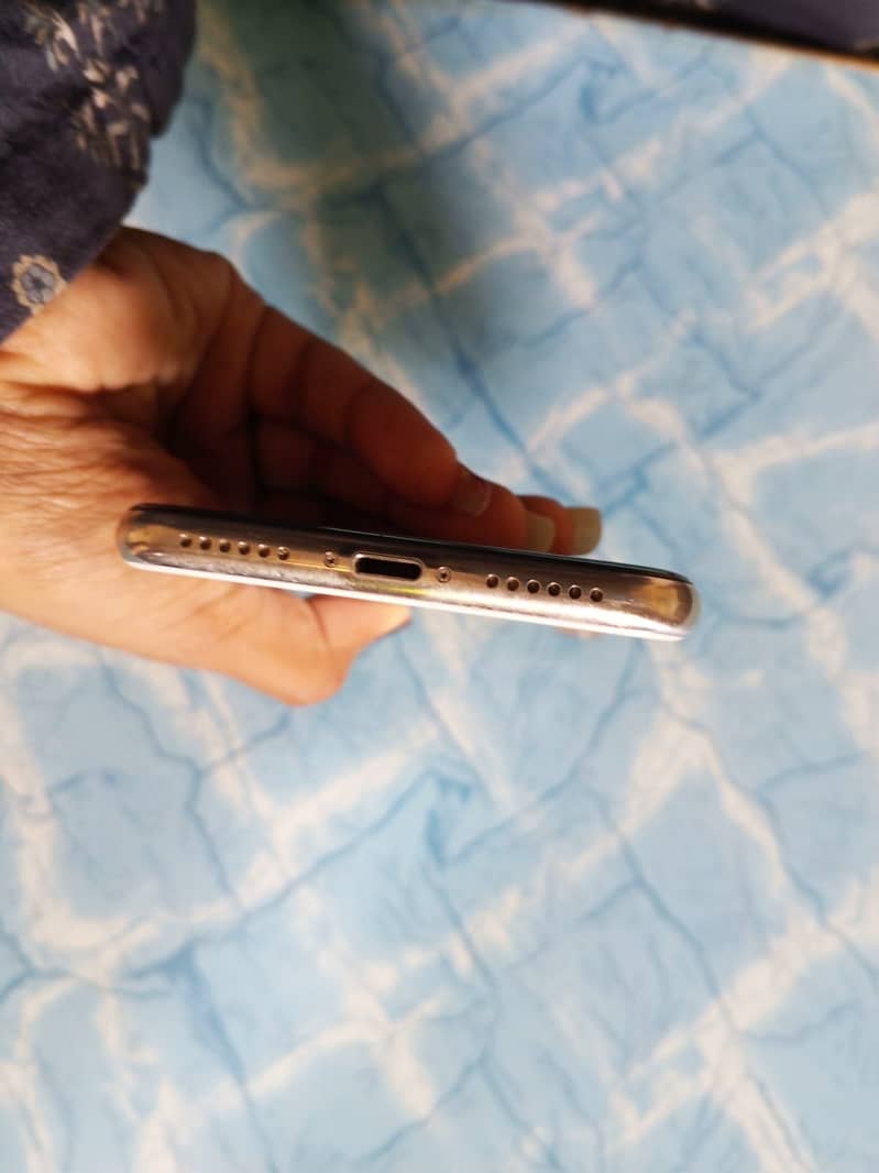 Apple iPhone X 4