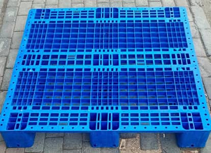 pallets available contact me on this number 03047073352