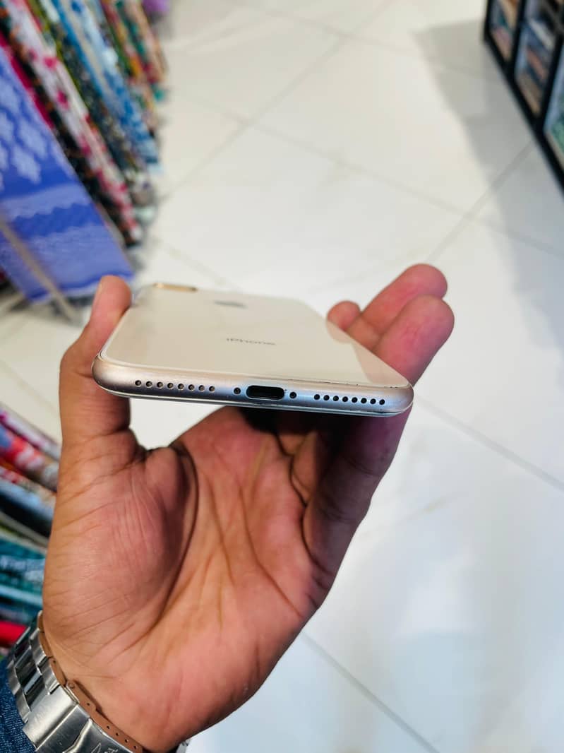 Apple iPhone 8 Plus 4