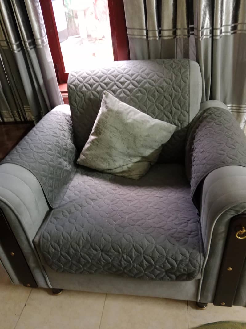 Sofa set with covers 0