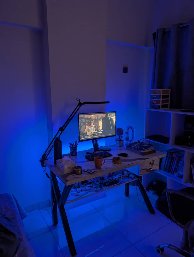 White desk 1