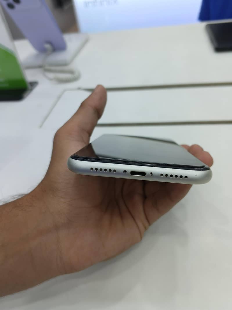 Apple iPhone 11 3