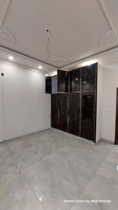 0321 86 10 688 Beautiful 5.5 Marla 5 Bed room 6 bath 1 stoe with wooden cupboard 1 big room on Roof top big laundry area