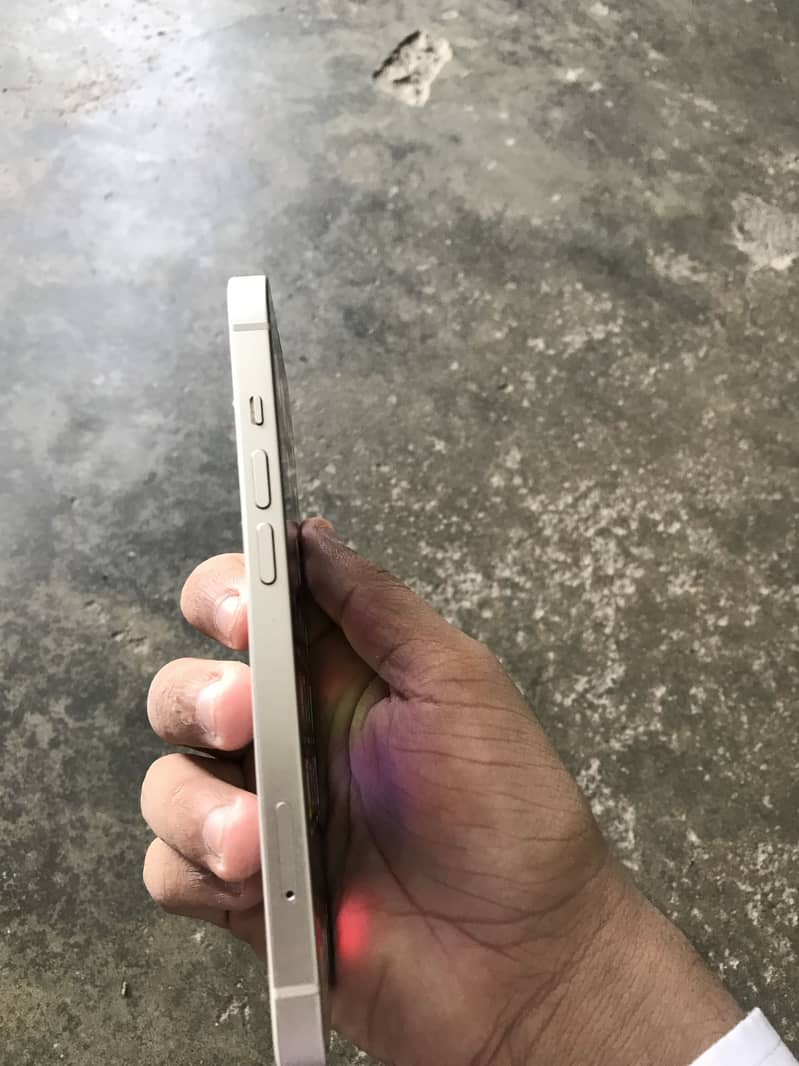 Apple iPhone 13 5