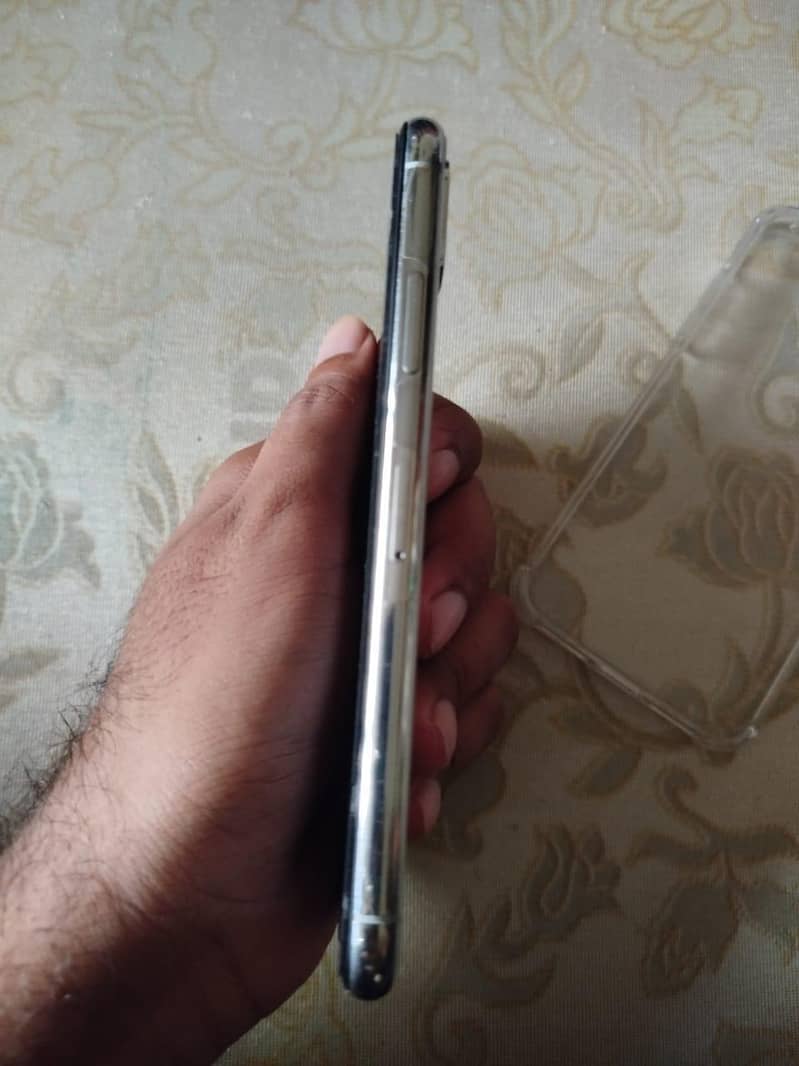 Apple iPhone X 4