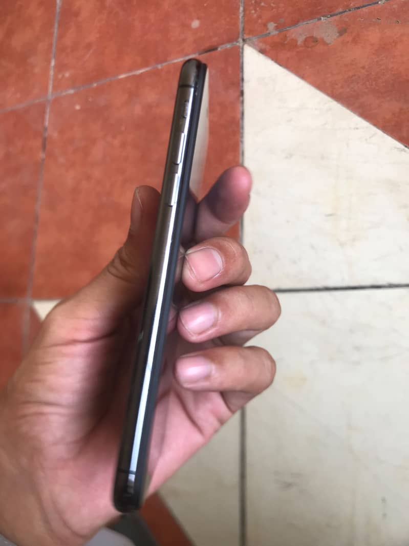 Apple iPhone XS 4