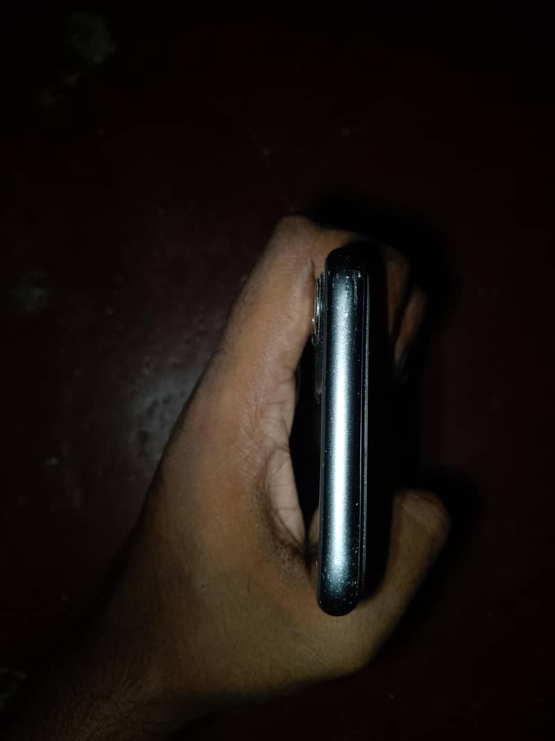 Apple iPhone 11 4