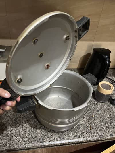 Pressure cooker