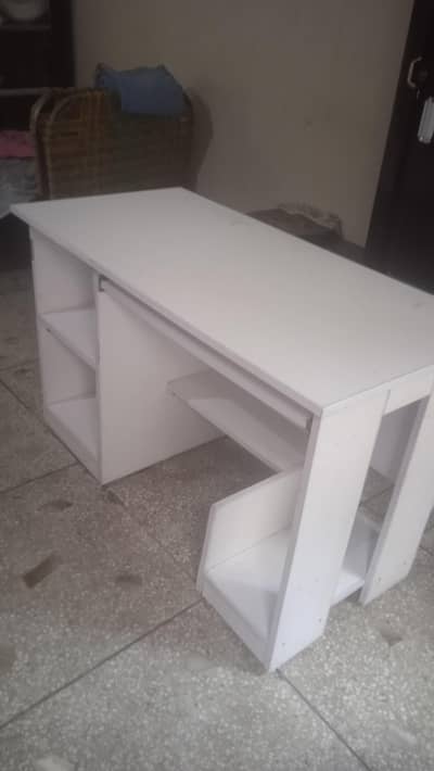 Computer table