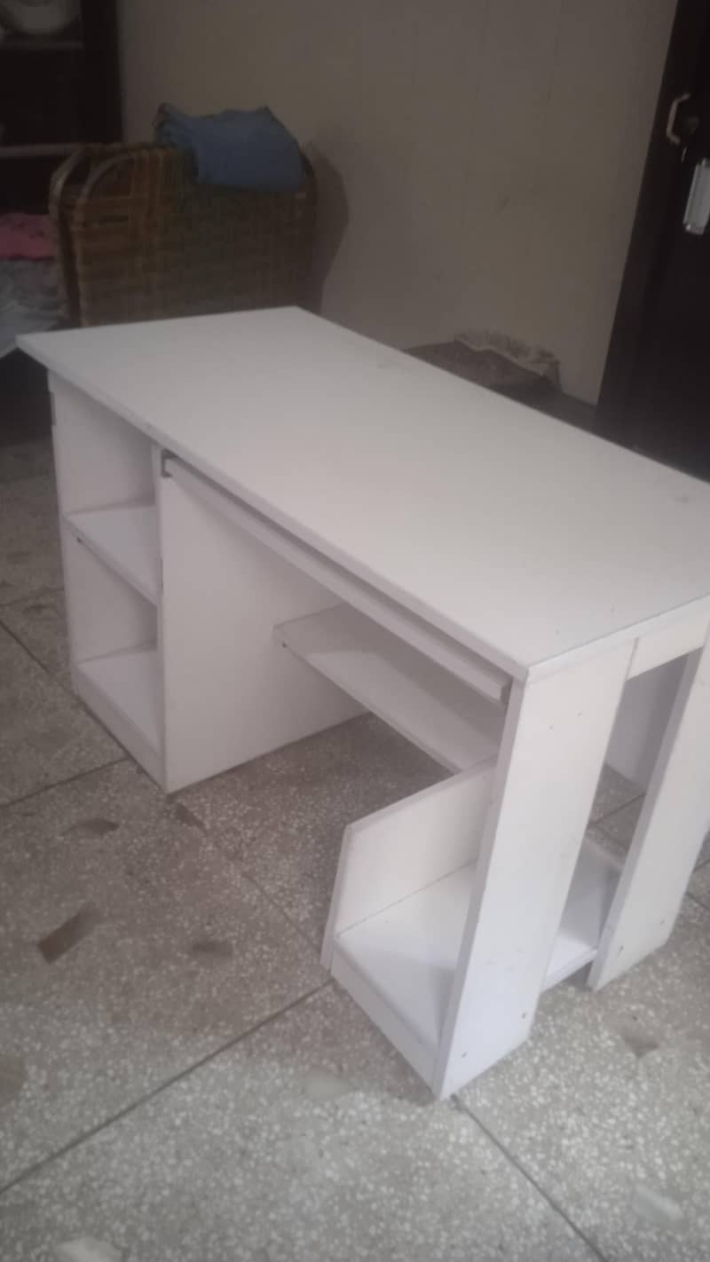 Computer table 0