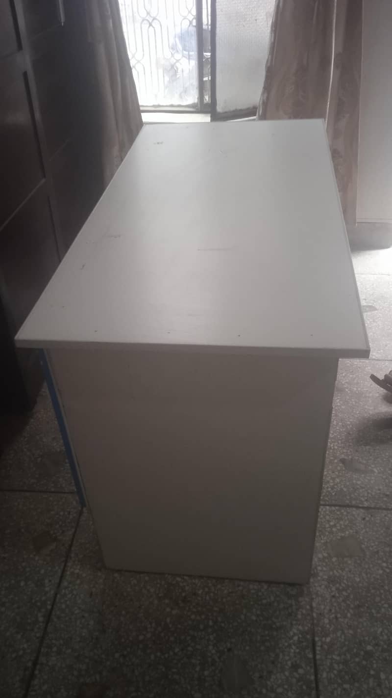 Computer table 1