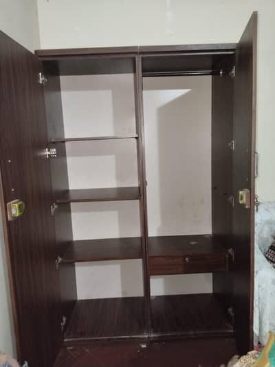 ALMARI BED