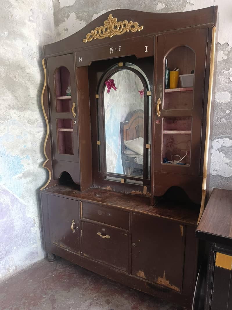 DRESSING TABLE 0