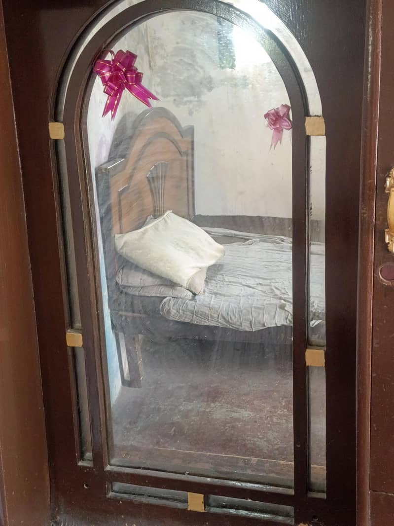 DRESSING TABLE 6