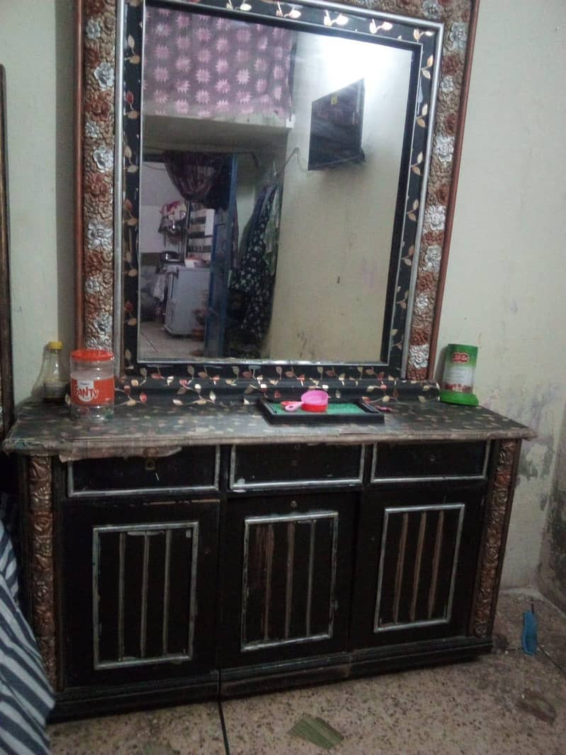 bad and dressing side table 0