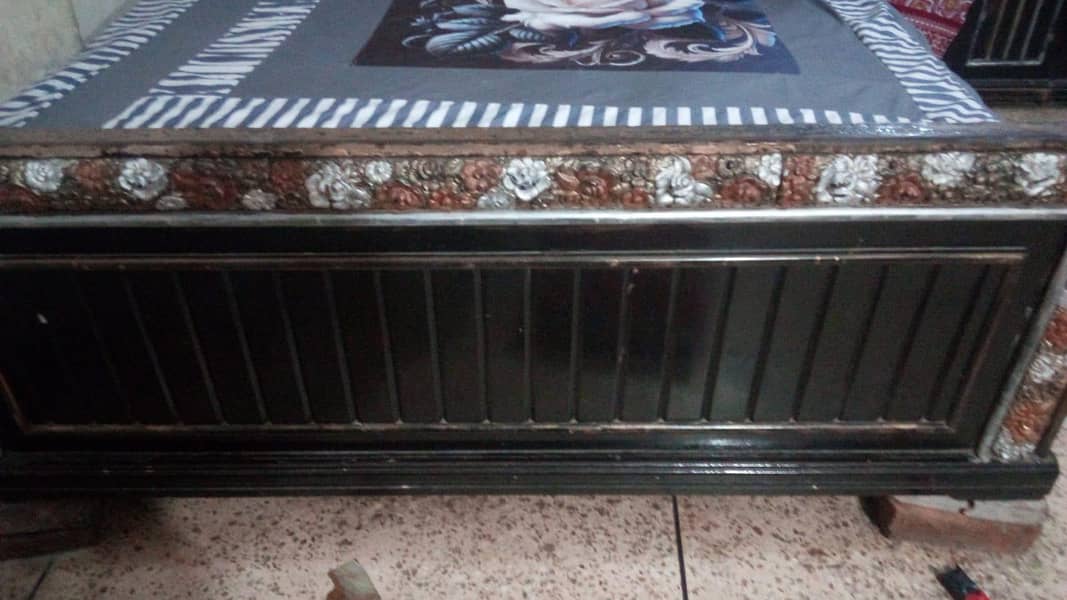 bad and dressing side table 3