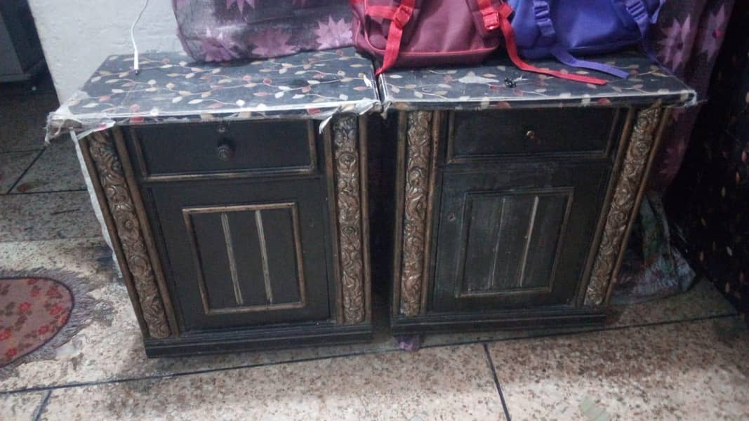 bad and dressing side table 4