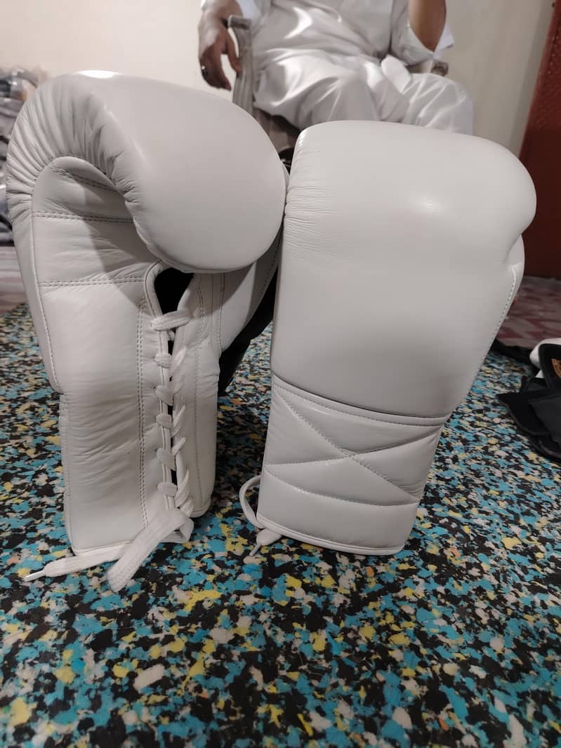boxing gloves 0