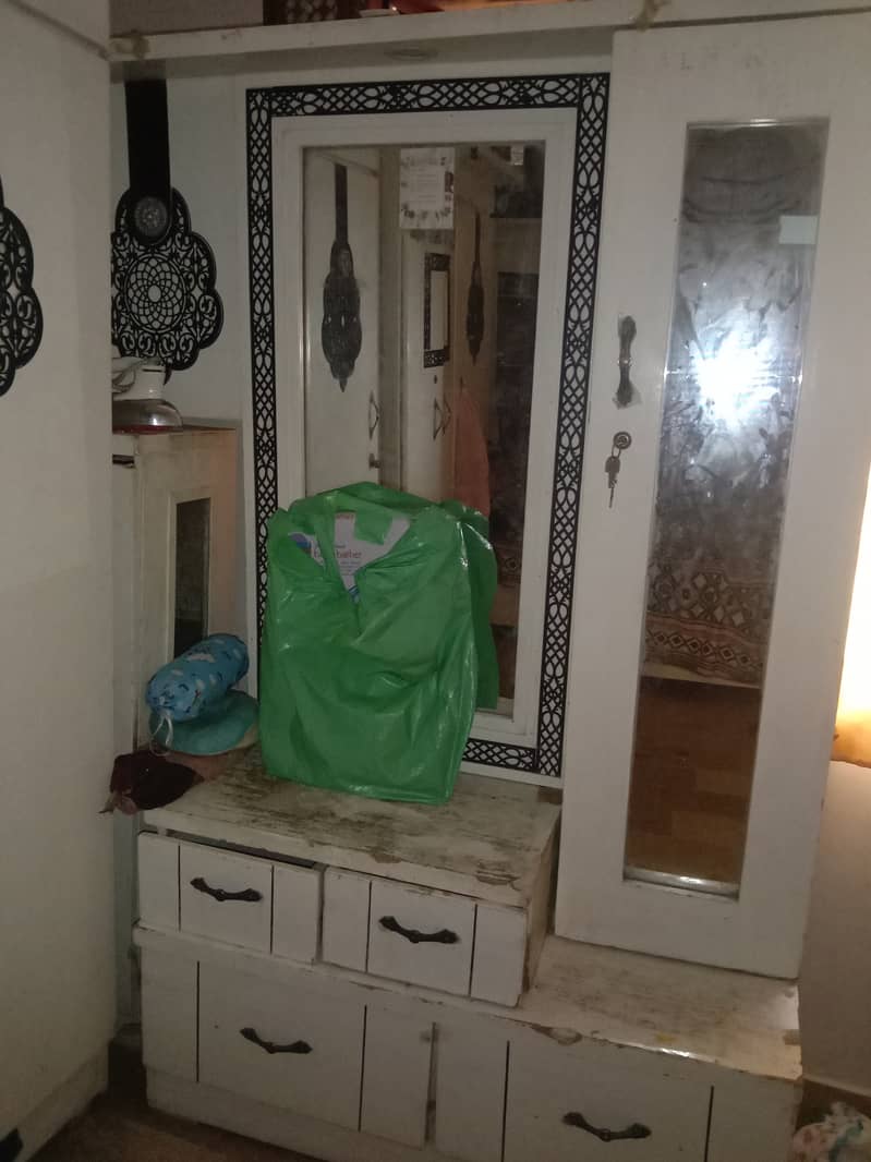 Bed, side table & dressing table 0