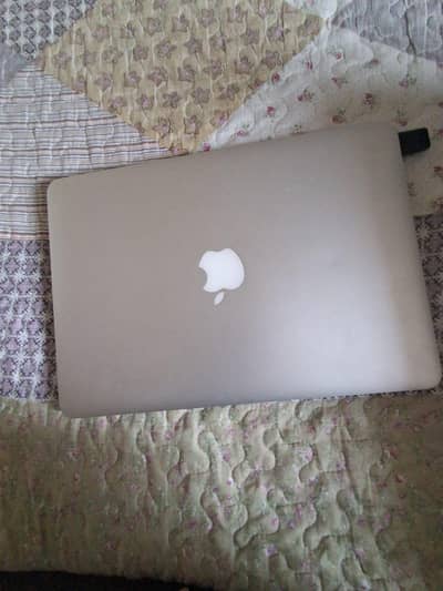 Apple macbook pro 13' 2015 core 8 ram 256 SSD good condition