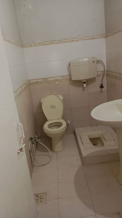 FLAT AVAILABLE FOR SALE 3BED DD BLOCK D