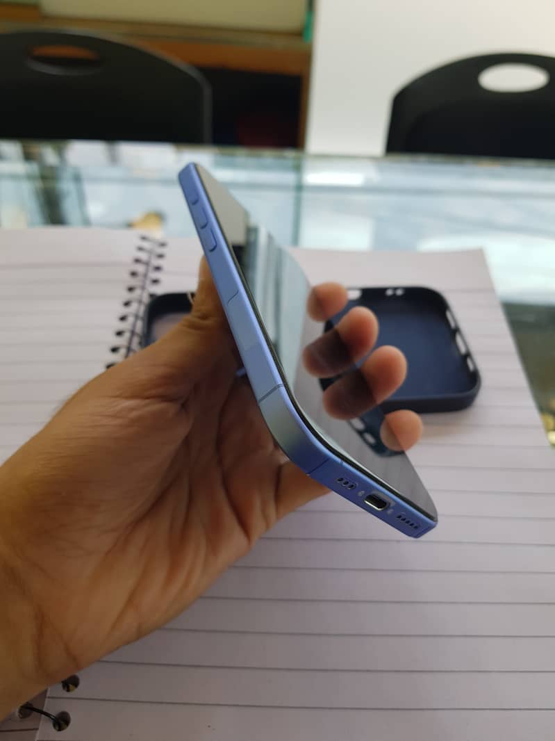 Apple iPhone 16 4