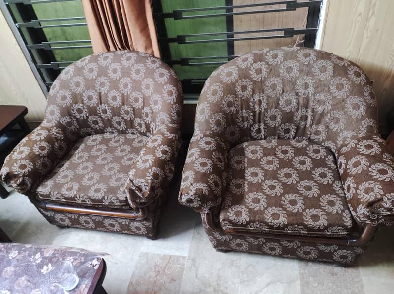well maintained sofa set 1