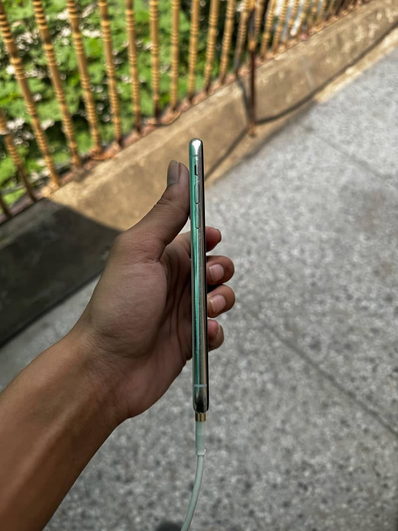 Apple iPhone X 4