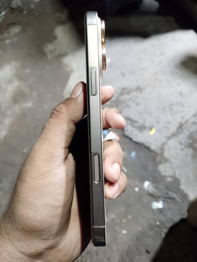 iPhone 16 Pro Max 2