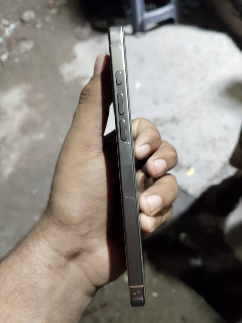 iPhone 16 Pro Max 4