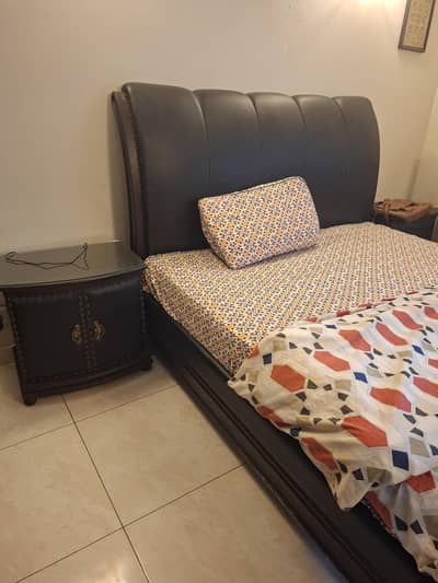 kingsize bed with 2 side tables